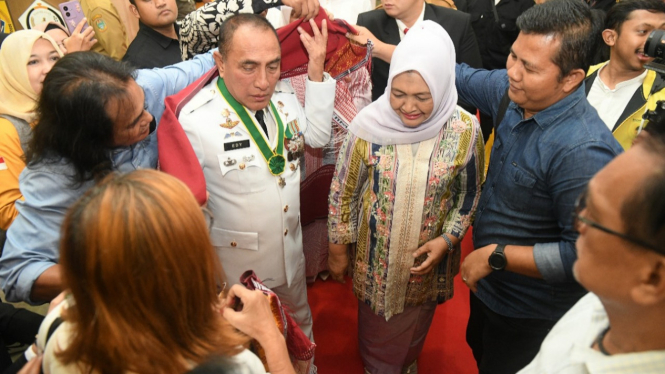 Edy Rahmayadi dan istri, Nawal Lubis, diulosi Forum Wartawan Pemprovsu saat akan meninggalkan Kantor Gubernur Sumut.