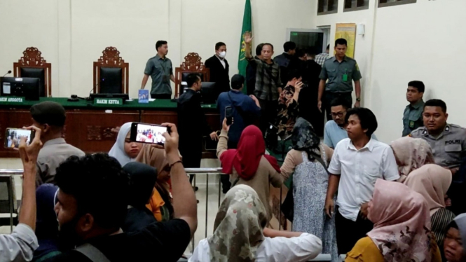 Keluarga korban dan masyarakat Desa Besilam Bukit Lembasa Kecamatan Wampu Kabupaten Langkat protes usai vonis terdakwa Tosa selama 15 tahun pidana kurungan penjara.