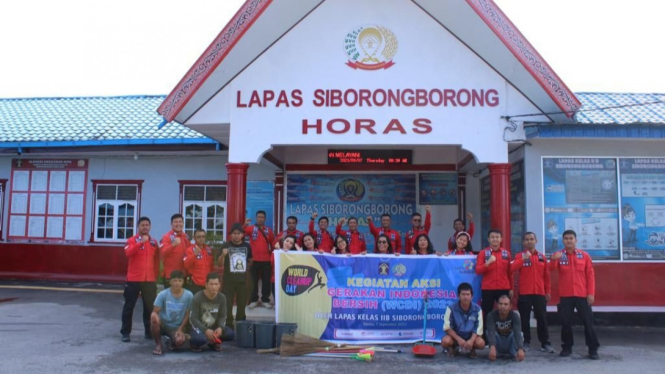 Aksi bersih-bersih Lapas Siborongborong dalam rangka memperingati World Cleanup Day.