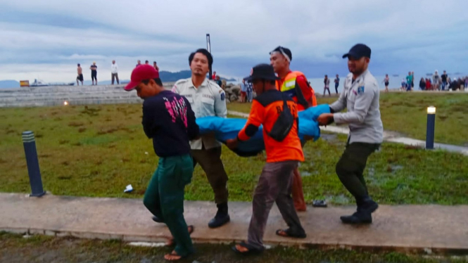 Proses evakuasi jasad pelajar SMP yang tenggelam di Pelabuhan Lama, Kota Sibolga.