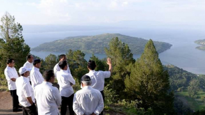 Presiden RI Joko Widodo, menikmati alam Danau Toba dari Sipinsur Geosite Desa Parulihan, Kabupaten Humbahas.