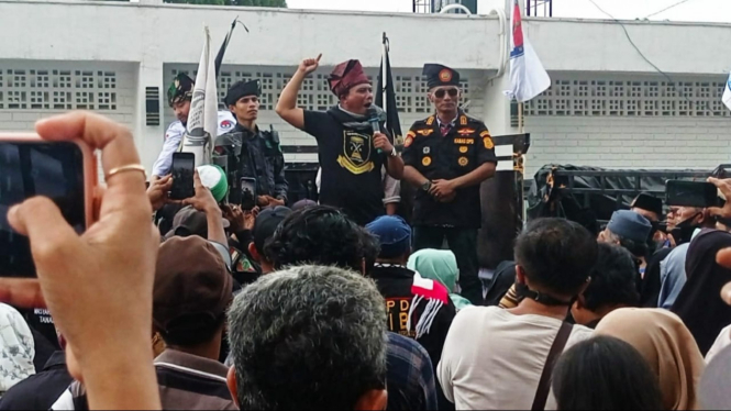 Aksi solidaritas masyarakat Pulau Rempang Batam di Taman Makam Pahlawan, Medan.