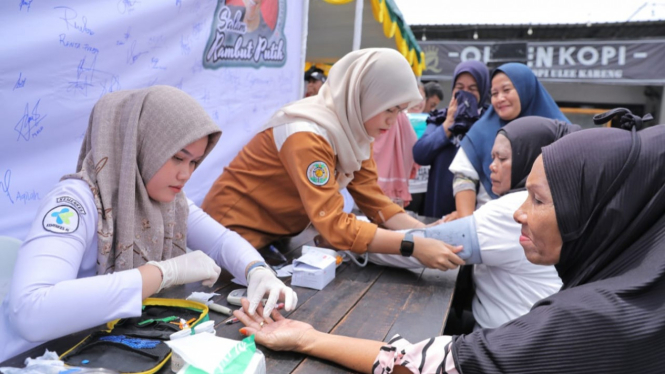 Jaringan relawan PeTebu Dukung Ganjar gelar aksi donor darah dan normalisasi saluran air di Kota Medan.