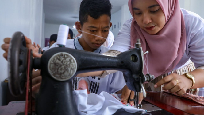 Ganjar Milenial Center (GMC) Sumut menggelar pelatihan menjahit bagi penyandang Disabilitas di Lembaga Kursus dan Pelatihan Bina Putri, Asahan, Sumut.