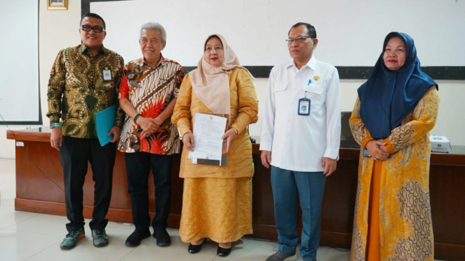 Prof Dr Hj Ida Hanifah (tengah) menerima SK Guru Besar.