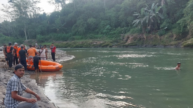 Proses pencarian korban hanyut di Sungai Bingai.