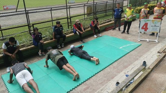 Ketua KONI Medan, Eddy H Sibarani melihat tes fisik dan kesehatan atlet binaan KONI Medan.