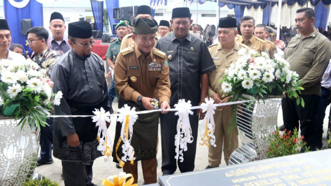 Pj Gubernur Sumut, Hassanudin meresmikan SMK Peternakan di Langkat.