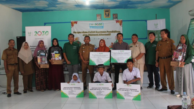 Asian Agri salurkan bantuan paket pendidikan dan usaha kepada warga di dua desa di Kabupaten Labuhanbatu, Sumut.