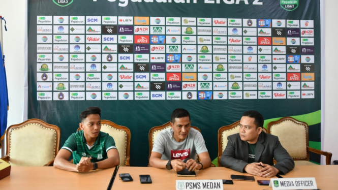 Pelati PSMS, Ridwan Saragih (tengah).