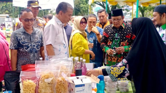 Sekda Pemko Binjai, Irwansyah Nasution, bersama Ketua MW KAHMI Sumut, Rusdi Lubis mengunjungi UMKM Expo pada perayaan Milad ke-57 KAHMI di Sumatra Utara 23 September 2023.