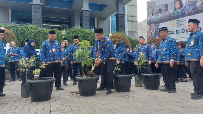 Kepala BPS Sumut, Nurul Hasanudin melakukan penanaman pohon usai memimpin apel Hari Statistik Nasional 2023 di Kantor BPS Sumut.