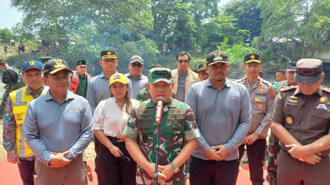KSAD TNI Jenderal Dudung Abdurachman pimpin gotong royong bersih Sungai Deli.