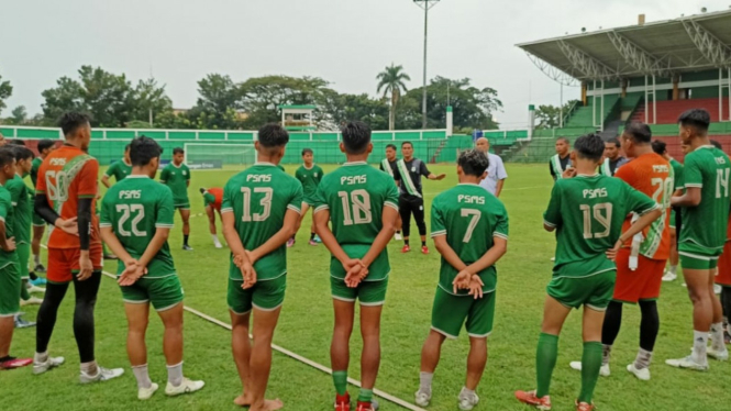 Pelatih PSMS, Ridwan Saragih memberikan instruksi kepada pemain.