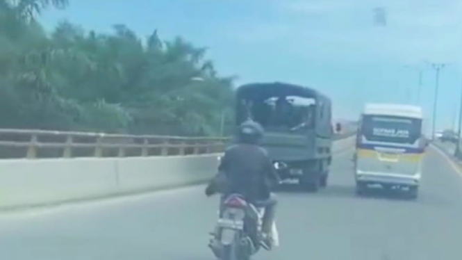 Perselisihan truk yang membawa prajurit TNI dengan bus penumpang di Medan.