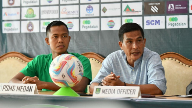 Pelatih PSMS, Ridwan Saragih dan kapten tim, Joko Susilo.