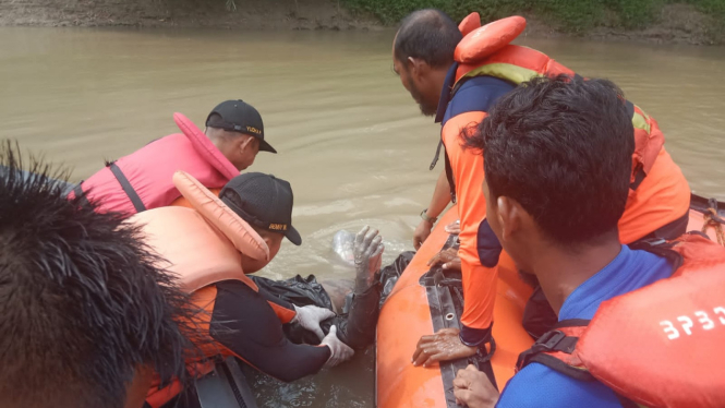 Petugas temukan korban hanyut di Sungai Silau dalam keadaan meninggal.