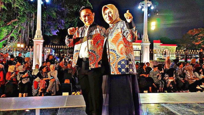 Pj Gubernur Sumut Hassanudin bersama istri, Ny Dessy Hassanudin saat menghadiri Istana Berbatik di Istana Presiden.