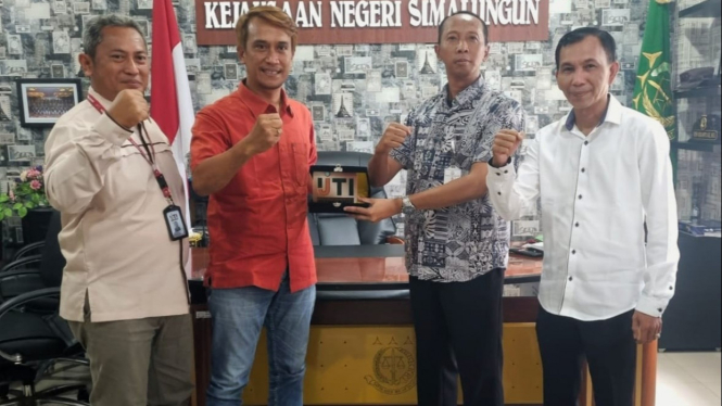Ketua Korda IJTI Siantar-Simalungun Daud Sitohang menyerahkan plakat kepada Kajari Simalungun Irfan Hergianto, SH, MH.