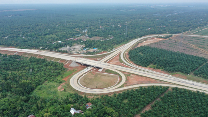 Ruas jalan tol yang dibangun PT Hutama Karya.