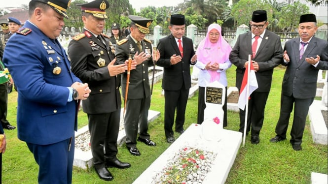 Pj Gubernur Sumut, Hassanudin bersama Forkopimda Sumut ziarah ke Taman Makam Pahlawan dalam rangka memperingati HUT TNI ke-78.