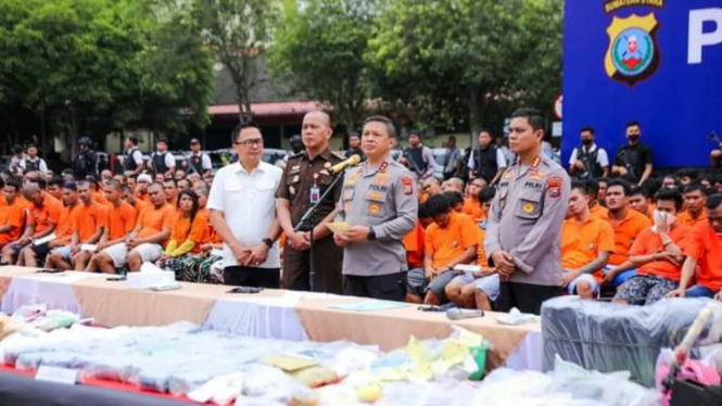 Kapolda Sumut, Irjen Pol Agung Setya Imam Effendi pimpin press release pengungkapan home industri narkoba yang dikendalikan dari penjara.