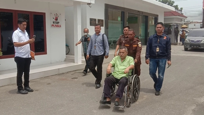 Mantan Sekda Labuhanbatu, M Yusuf Siagian dengan kursi roda digiring pelimpahan tahap II ke Kejari Labuhanbatu.