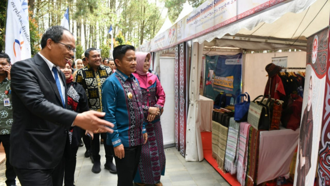 Pj Gubernur Sumut, Hassanudin mengunjungi stand pameran produk Sumut saat pembukaan Fashion Week 2023.