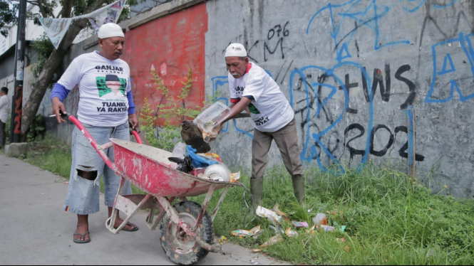 Sukarelawan Ganjar Pranowo gotong royong membersihkan lingkungan bersama warga.
