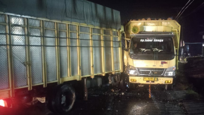 Kecelakaan truk tabrak truk di Toba, sopir tewas terjepit.