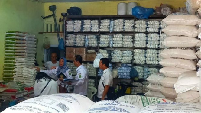 Dinas Ketahanan Pangan, Pertanian dan Perikanan Kota Medan sidak beras di pasar tradisional Pringgan.