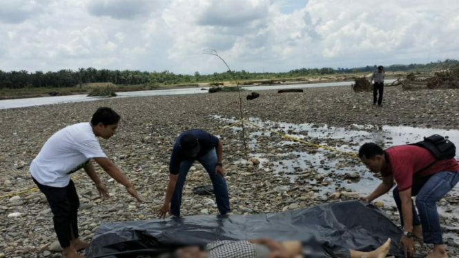 Jasad korban dievakuasi dari aliran Sungai Batang Serangan.