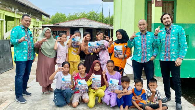 Tim Dosen Unimed sbangi Pondok Belajar Amila di Kampung Nelayan Seberang.