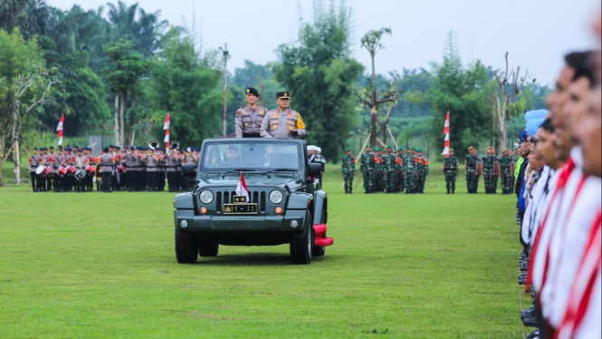 Kapolda Sumut Irjen Pol Agung Setya Imam Effendi memeriksa pasukan Operasi Mantap Brata.