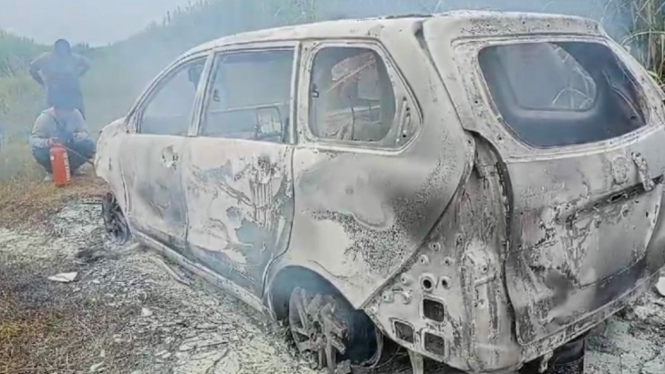 Mobil terbakar di perkebunan tebu Desa Sei Karang Kecamatan Stabat, Kabupaten Langkat.