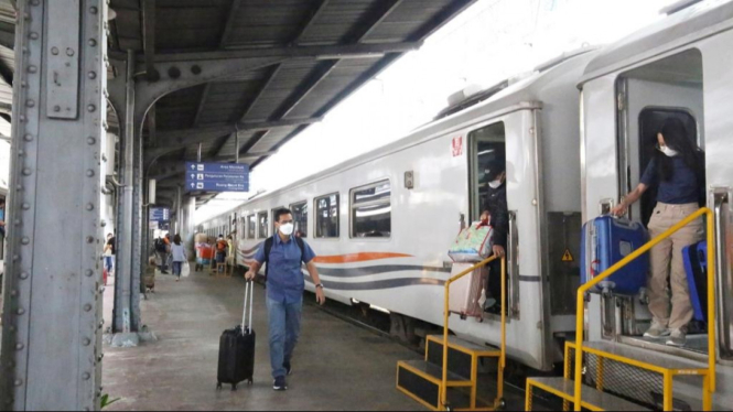 Aktivitas penumpang kereta api di Stasiun Medan.