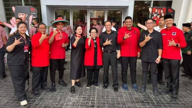 Ketua Umum PDIP, Megawati Soekarnoputri bersama Puan Maharani, Gibran Rakabuming Raka, Bobby Nasution, Ganjar Pranowo dan pengurus-kader lainnya