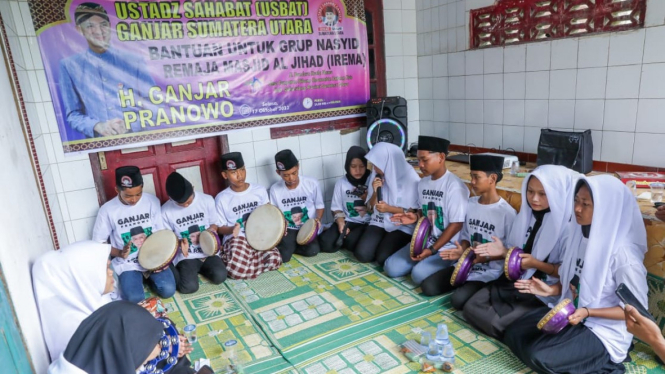 Usbat Ganjar Sumut berikan bantuan alat musik nasyid kepada remaja masjid di Deliserdang.