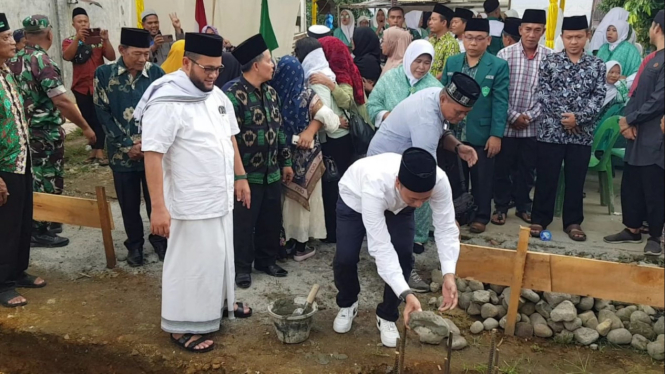 Ketua Al Washliyah Sumut Dedi Iskandar menyaksikan peletakan batu pertama pembangunan MDTA Al Washliyah di Pancur Batu.