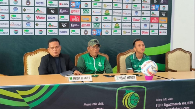 Pelatih PSMS, Miftahudin Mukson (tengah)