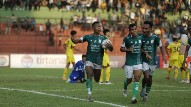 Striker PSMS, Nico Malau (tengah) selebrasi usai cetak gol ke gawang Sriwijaya.