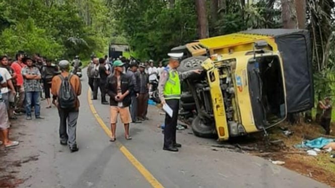 Kecelakaan beruntun truk dengan 5 sepeda motor di Simalungun.