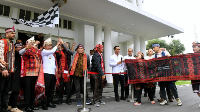 Pj Gubernur Sumut, Hassanudin melepas pemberangkatan kain ulos sepanjang 1.000 meter di Rumah Dinas Gubernur Sumut.