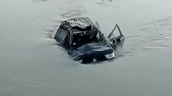 Mobil Pajero Sport terjun ke Sungai Batang Serangan, Langkat.
