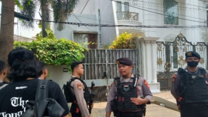 Polisi mengawal rumah Ketua KPK, Firli Bahuri yang digeledah.