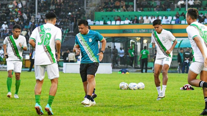 Pemain melakukan pemanasan sebelum pertandingan di Stadion Teladan Medan.
