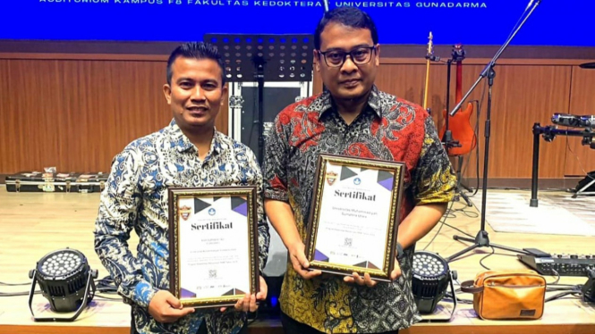 Wakil Rektor UMSU III, Dr Rudianto menerima sertifikat PKM Award 2023.