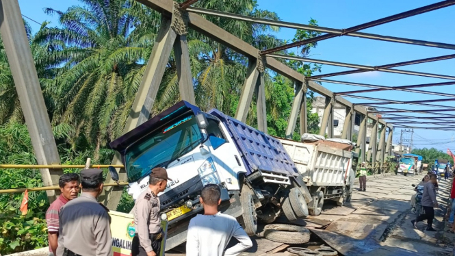 Truk Anjlok di Jembatan Batang Serangan Langkat