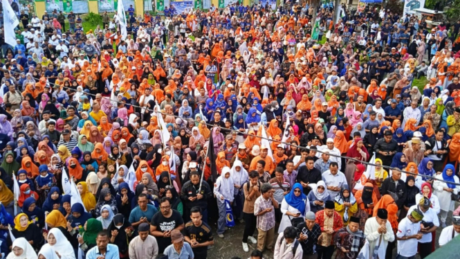 Ribuan masyarakat sambut kedatangan Capres Anies Baswedan di Langkat.