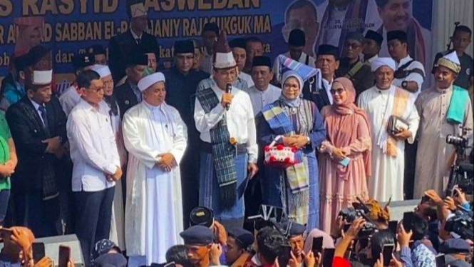 Bacapres Anies Baswedan mengunjungi Pondok Persulukan Serambi Babussalam pimpinan Tuan Guru Batak di Kabupaten Simalungun.